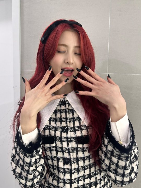 雛形あきこ、特大スイカを手に笑顔 ファンは「デカっ 笑」「顔が小さい」 - スポニチ Sponichi Annex 芸能