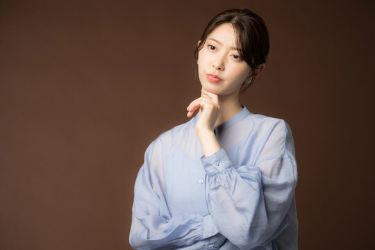 顎に手をあてる女子中高生 07800021729 の写真・イラスト素材アマナイメージズ