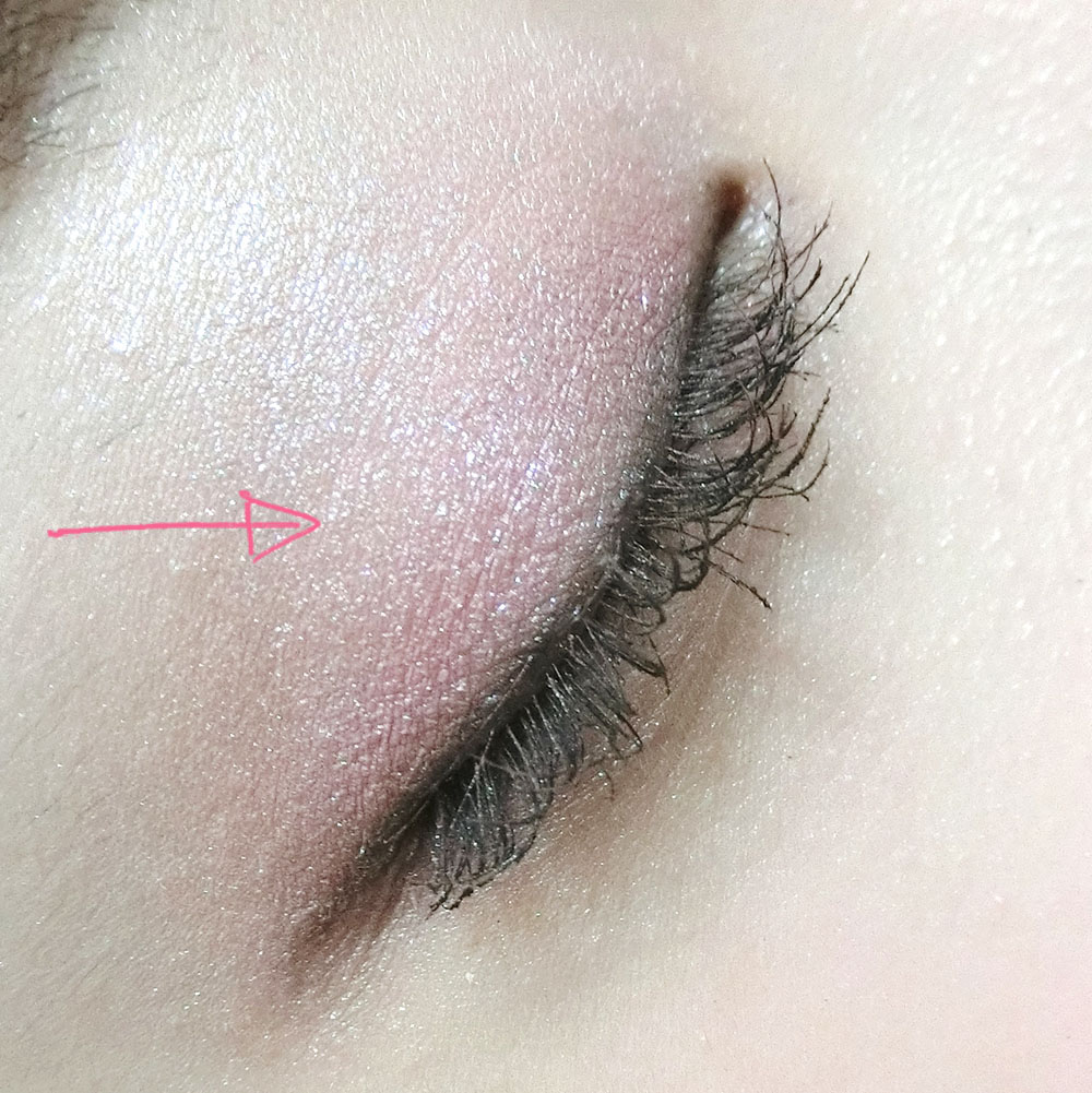 伏し目がちポーズの三つ編み女性マネキンイラスト・フリー素材なら「シンテリ」