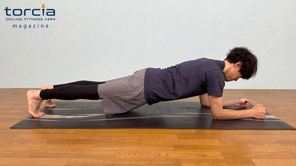 自転車をこぐような動きで腹筋を追い込む「バイシクルクランチ」 脚からやせる神トレ 11- レタスクラブ