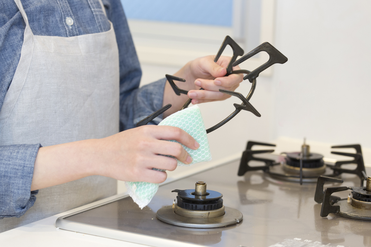 ガスコンロの焦げの落とし方は重曹でこするだけ 2年放置の焦げも落ちた！shosanblog