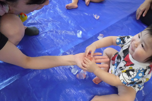 氷遊び」日々の保育幼保連携型認定こども園そあ社会福祉法人 砂原母の会