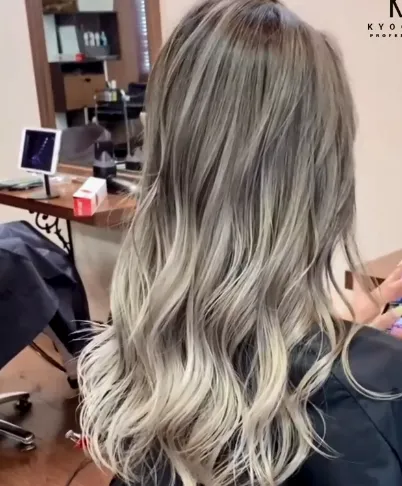 🧪シャドールーツカラー🧪根本カラーシャドールーツ こちらのスタイルは 根本を染めるシャドールーツカラーになります。根本だけブリーチでもできるデザインなので1ブリーチでなんでも色んな色にチャレンジ可能です✨ 可愛いのでぜひチャレンジしてみてね