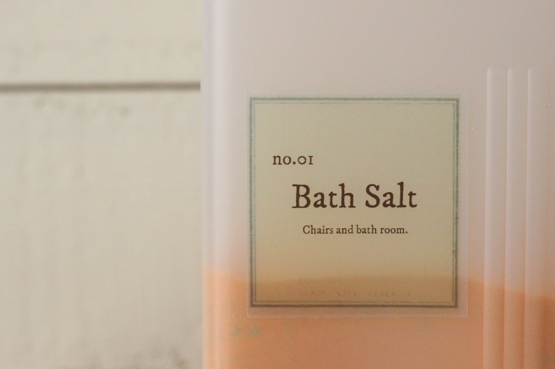 入浴剤を収納するのに良さそうなストッカーを探していたらセリアでドンピシャの商品に出会いました。 重ねられるので横幅を取らなくて助かります。２つくらいあれば良いかなと思っていましたが入浴剤は全部入らなかったです。 実は３箱買ったのでもう一箱ありますが