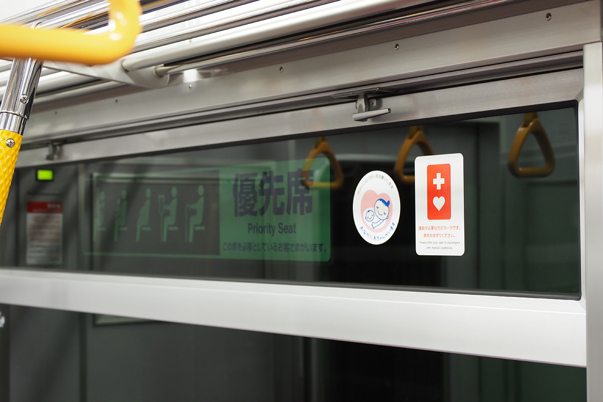 電車の優先席、「空いてる時」に座るのはマナー違反なの！？ 通常時「座る派」7割の現実！ 公的空間の新たな問題を考えるMerkmal メルクマール-5