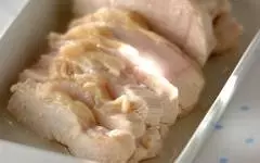 鶏胸肉をしっとり仕上げる茹で方！柔らかく茹でるためのポイントを解説 - E・レシピ 1 1ページ