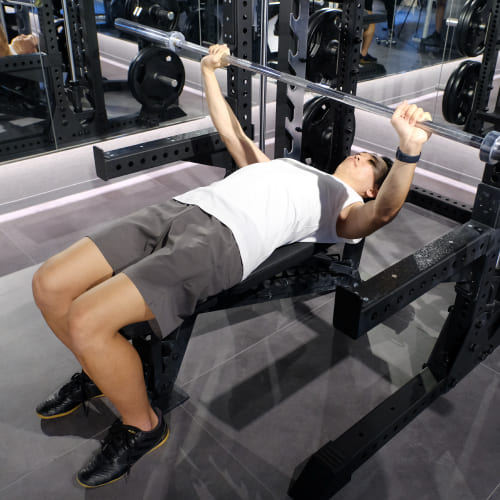 自宅胸トレ ベンチなしでもダンベルプレスできる！効果的に鍛えるコツは◯◯ – FITRIZE