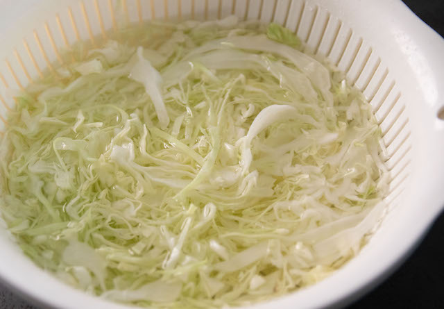 水にさらすのは勿体ない！？キャベツの栄養が効率的に摂取できる食べ方食・料理オリーブオイルをひとまわし