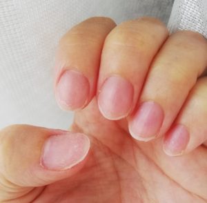 ネイルファイルで爪を短く整えるよ♪