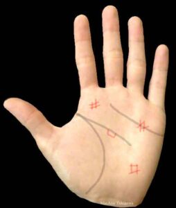 真ん中のひし形の手相が気になります。 - 分かる方教えてください。 - Yahoo!知恵袋