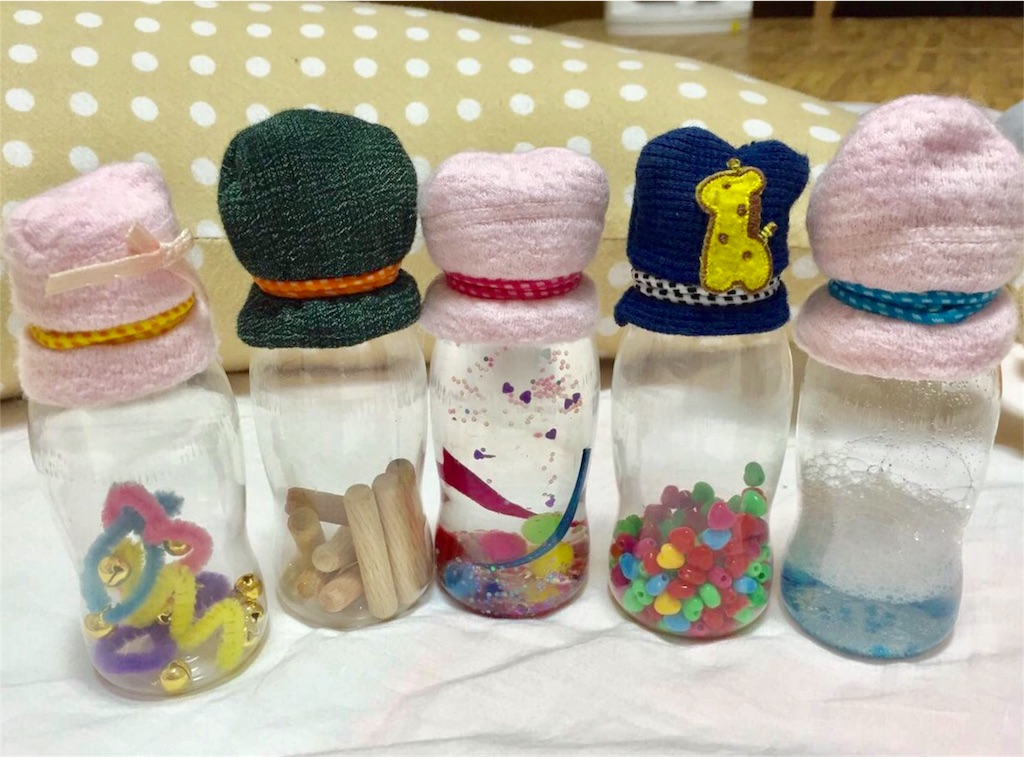 乳児さんが楽しめそうな手作りおもちゃアイデア集〜0、1、2歳頃の興味関心・発達に合わせた手作りおもちゃの作り方まとめ〜保育と遊びのプラットフォーム ほいくる