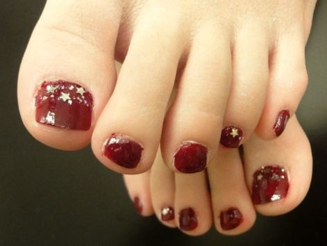 秋に取り入れたいペディキュアのネイルデザイン集！セルフのやり方も