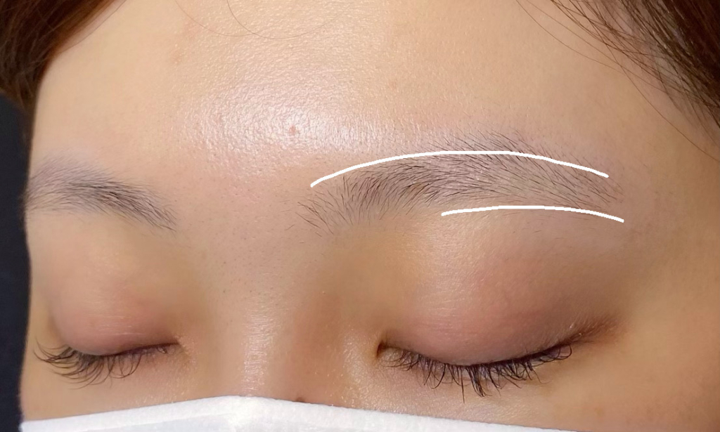 三角眉の特徴・解消法とは？原因や整え方、メイク術を解説