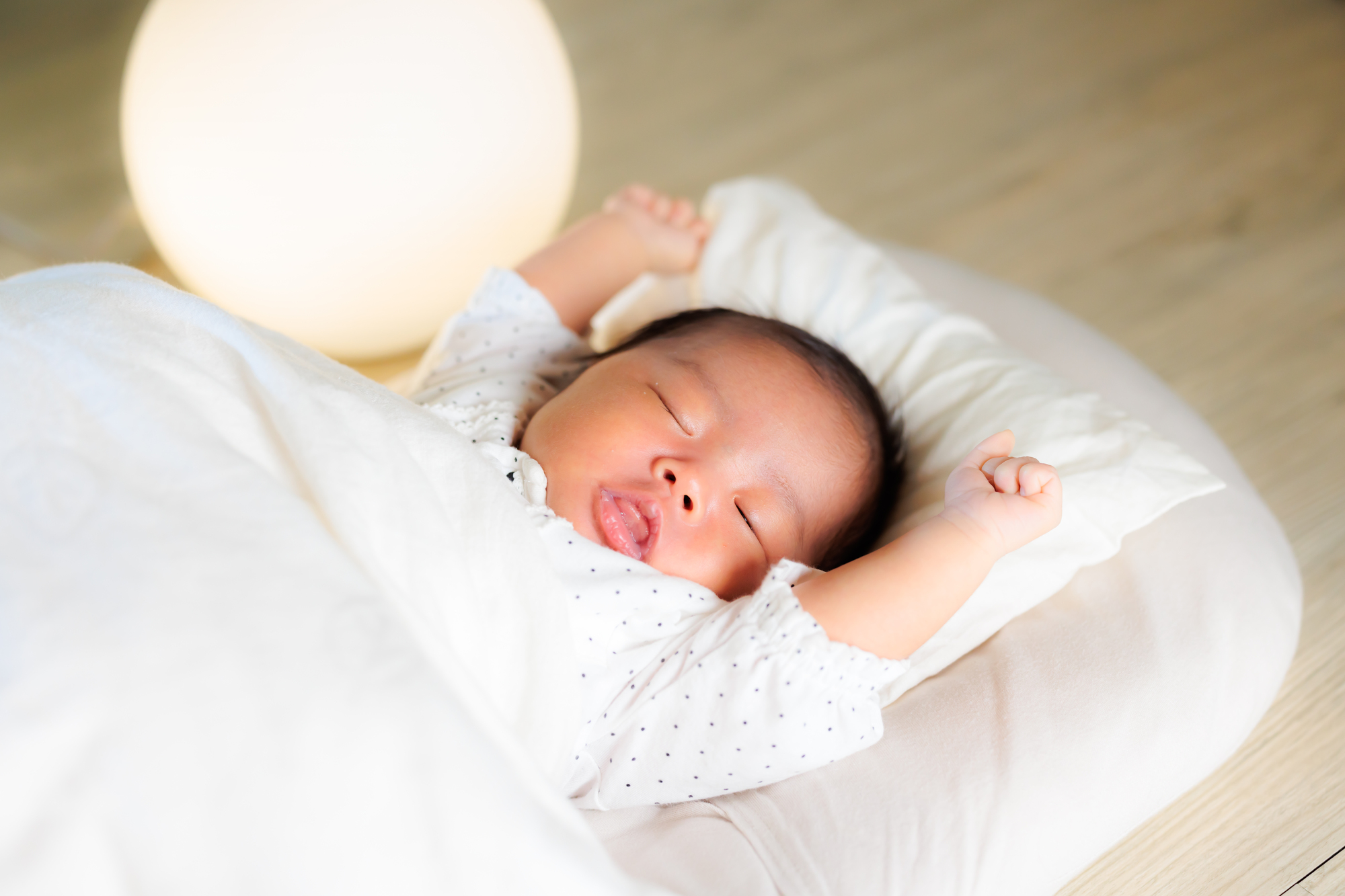 赤ちゃんが手足をバタバタする理由は？ママやパパたちの対処法や相談先 - KIDSNA キズナシッタ