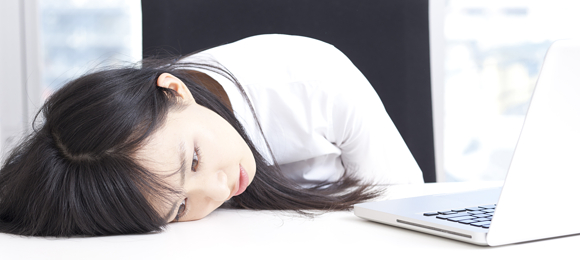 手のツボ押しは疲れや肩こりの緩和に効果的？正しいマッサージ方法を紹介がんばるあなたに。疲れの情報局アリナミン