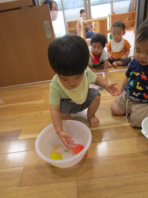 氷遊び 0，1、2歳児 ニチイキッズおのうえ保育園ニチイキッズ