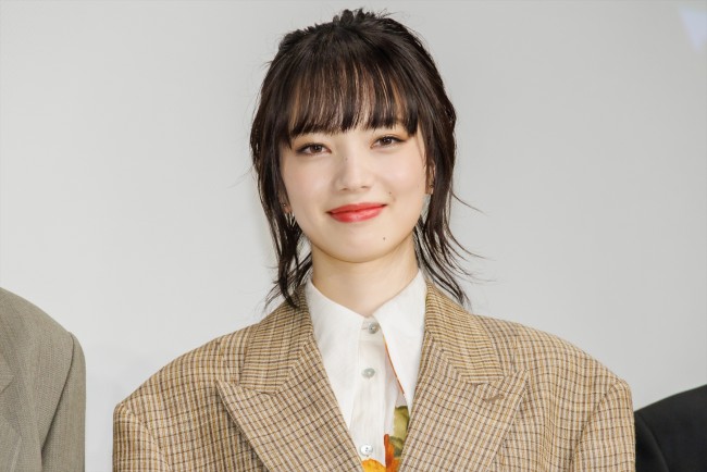 出産した！？」小松菜奈 全身ショット衝撃「骨格すごい。芸能人だ」「そりゃ菅田将暉もほれる」 - スポーツ報知