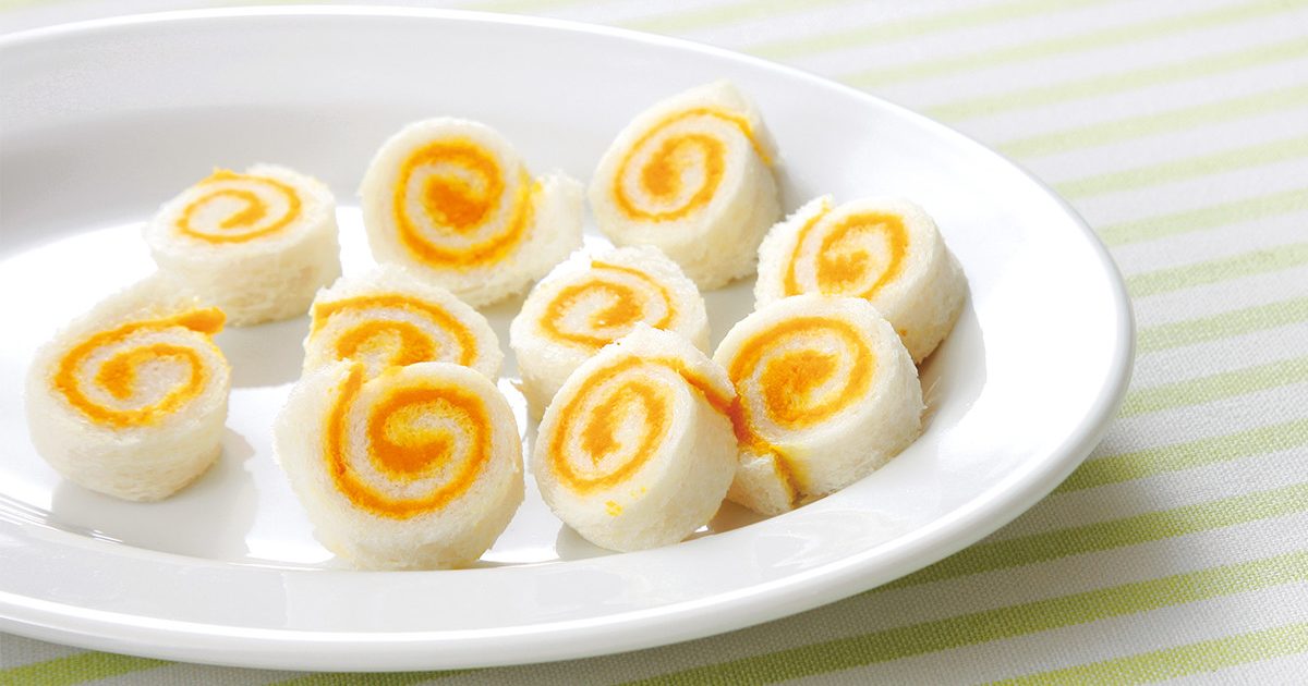 今朝のバナナロール🍌 簡単すぎてレシピとは言わないかもですが笑、作り方載せておきます☺️ 少し置いておくとパンが馴染んで取れにくくなります。食パン苦手な娘も食べました🙆 < 材料 > 食パン 1枚 ヨーグルト スプーンひとすくい バナナ 2 3本 食パンの耳をとり