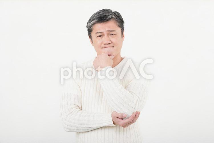 無料写真顎に手を当てて考える日本人男性パブリックドメインQ：著作権フリー画像素材集