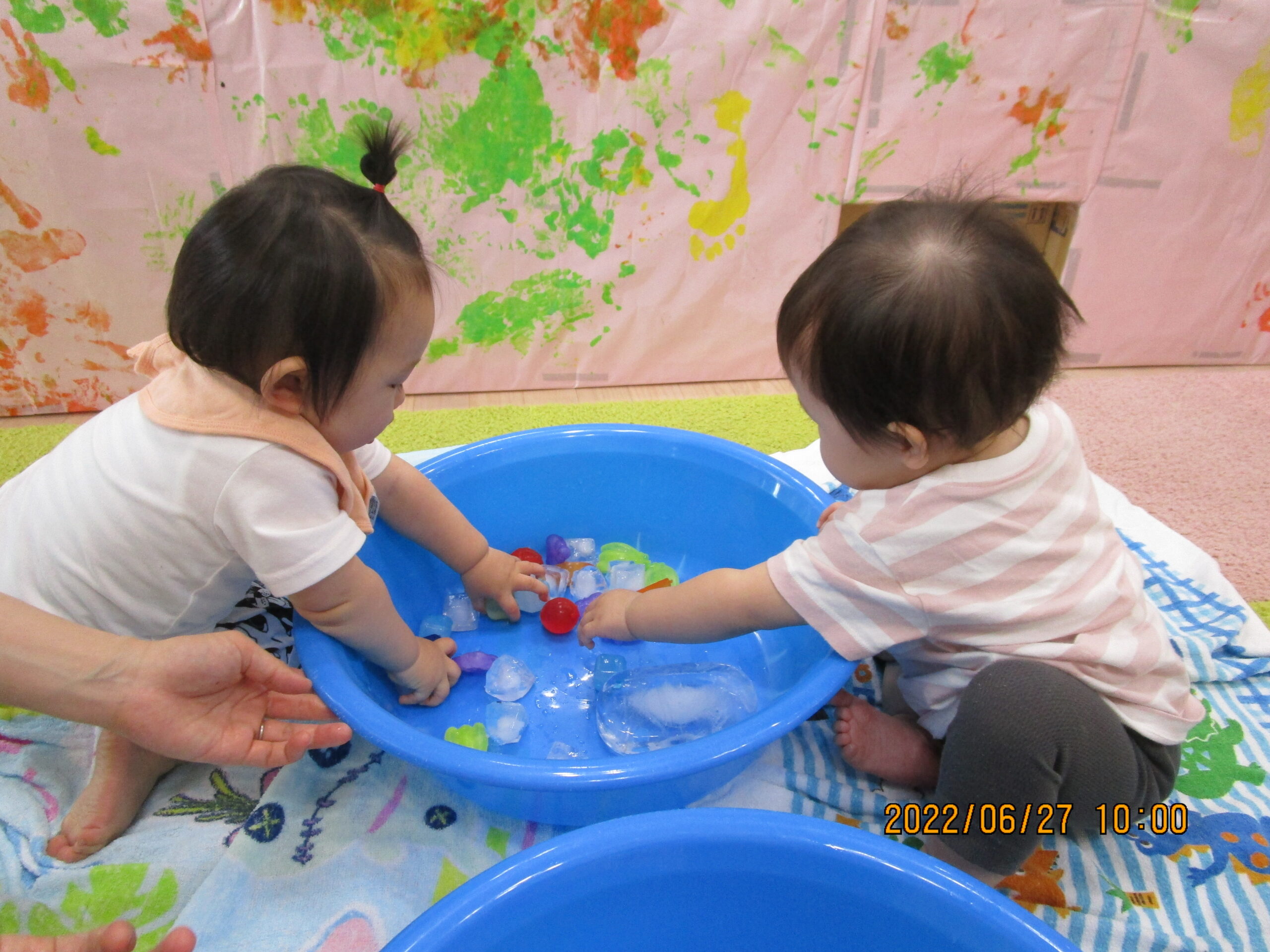 氷遊び♪ ０歳児♪キッズラボ株式会社認可保育園 企業主導型保育所 運営