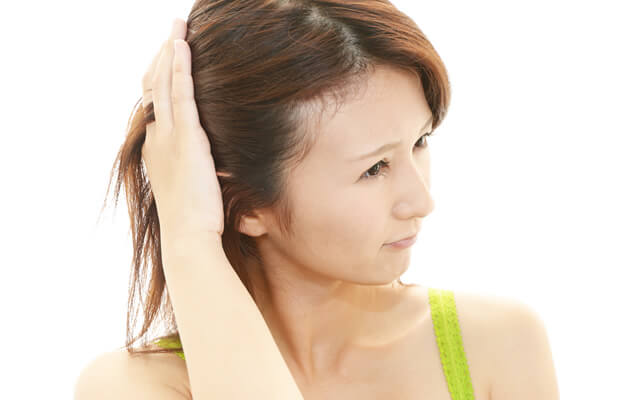 女性の薄毛・抜け毛の症状と対処法を解説