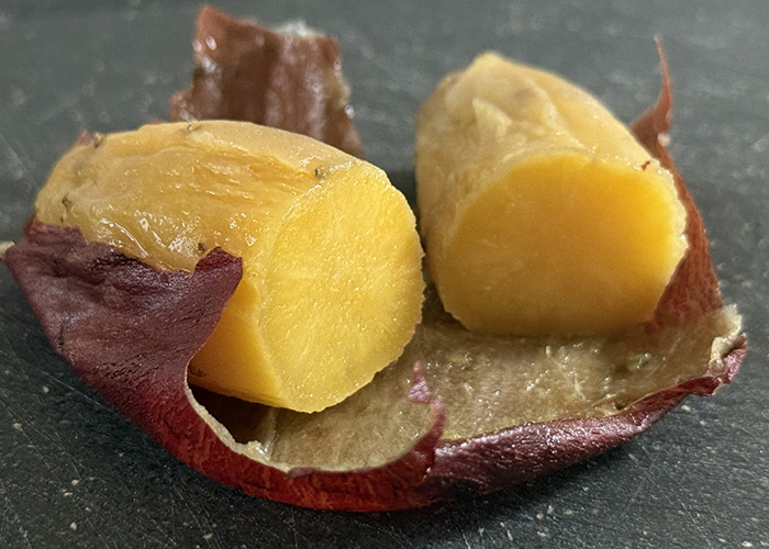 さつまいも＝ダイエット向きはだいーぶ広まってきたけどまだまだ偏見も多い気がする甘いし、食物繊維たっぷりだし、量もたくさん食べ られるしダイエット向きでしかないんよね😂 . 海外のさつまいもはあんまり甘くないらしい 🤔お菓子食べるくらいなら芋食べちゃい