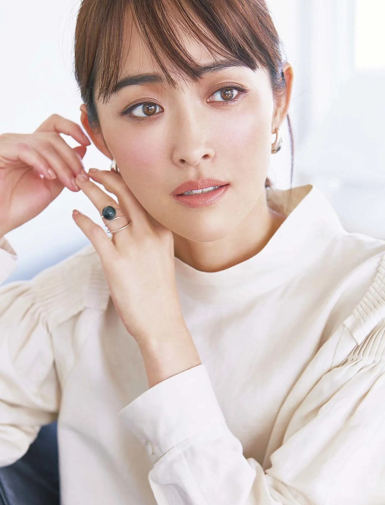 知的メイクに似合うヘアスタイルヘアスタイル 頭美人