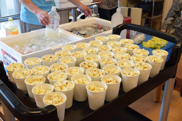 介護施設で夏祭りの屋台メニューで高齢者に喜ばれる食べ物の出店はこれ