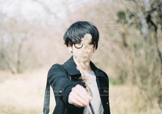 写真 こわばった顔で頬ハートのポーズを取るＮｅｗＪｅａｎｓのミンジJoongang Ilbo中央日報