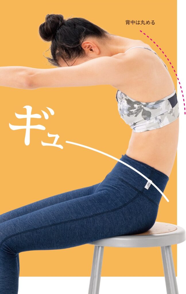 背中で手を組むポーズの前にやっておきたいストレッチアラ環ヨガ先生による中高年からのヨガと健康のワンポイント