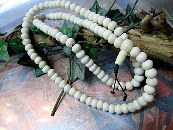 左手が基本？ いまさら聞けない数珠の持ち方・使い方 - 家族葬のファミーユ Coeurlien