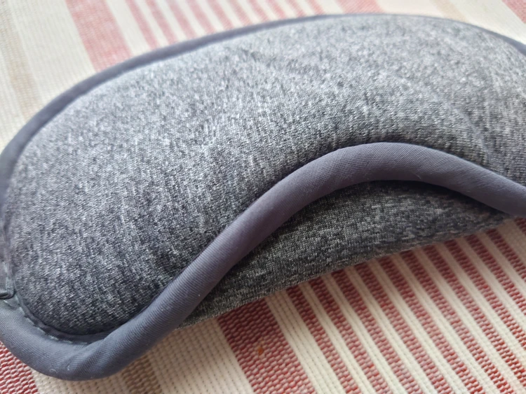 セリア」の「ふんわりもっちりアイマスク」をアイマスク歴10年選手が徹底レビュー！＠BAILA