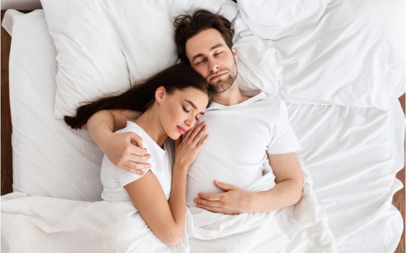 会話中に相手が腕を組むのはなぜ？ 腕組みをする男女の心理 1ページ目 「マイナビウーマン」