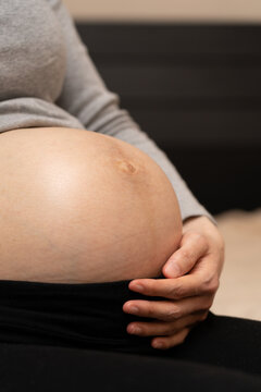 お腹に手を当てる妊婦7874803 の写真素材 - アフロ