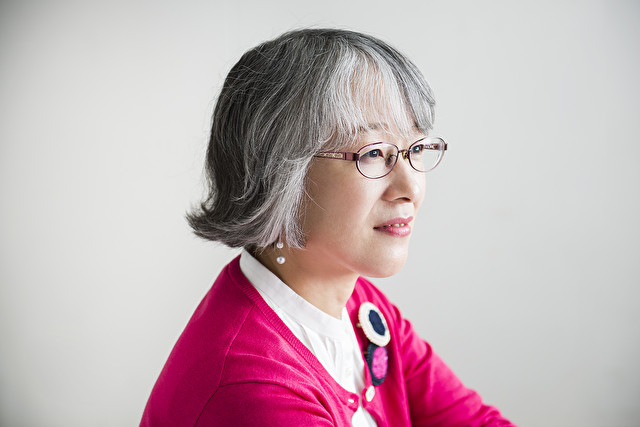 白髪に悩んだ40代女性、白髪染めをやめ1年半後驚きのグレイヘアに「めっちゃオシャレな色だなぁと思ったら」「うわー美しいですね」美容 ねとらぼ