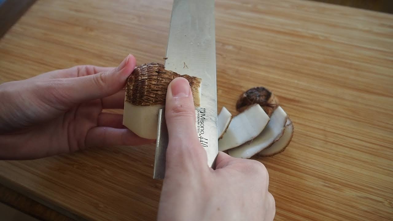 今までの苦労は一体 ？」里芋の皮は包丁ほとんど使わず簡単にむくことができます！サンキュ