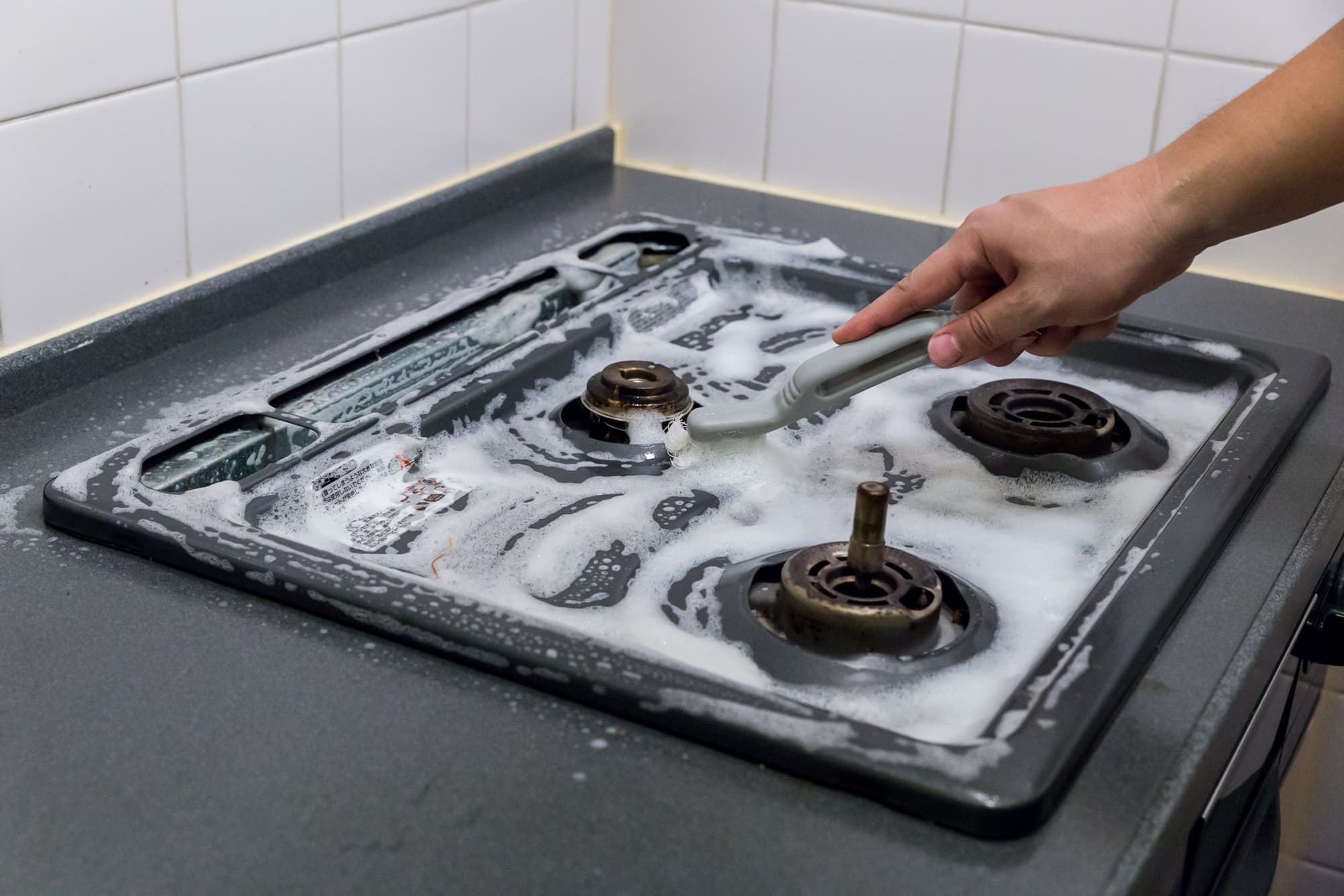 ガスコンロ掃除は重曹が効果的！五徳や排気口の油汚れ・焦げ付きを落とす方法 2025年最新ゼヒトモ