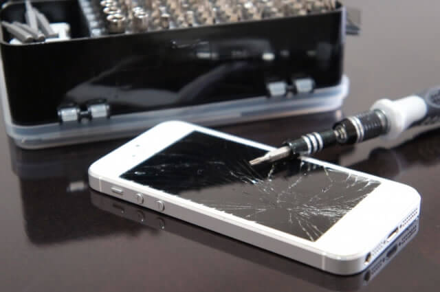 スマホの画面が割れて操作ができない！タッチが反応しない時の対処方法スマホ修理ならiCracked