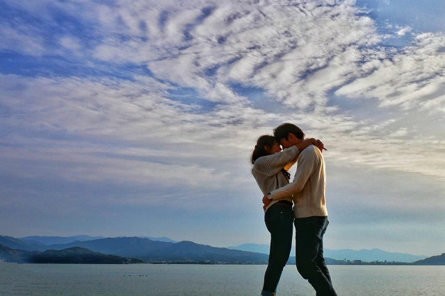 女性の肩に腕をまわして抱く男性心理12選！された時の対処法と意味RootsNote