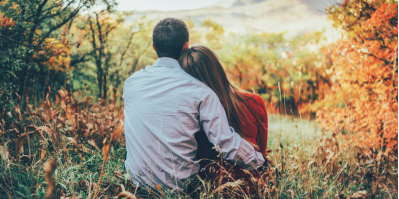 肩に頭を乗せる＝脈あり？女性心理と付き合ってない時の本音を解説 - キュン！しぐさでわかる恋愛心理