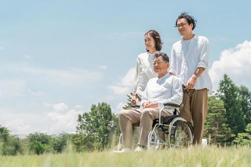 お爺さんに笑顔で挨拶する女性の介護士の無料の写真素材 - ID.25758フリー素材 ぱくたそ