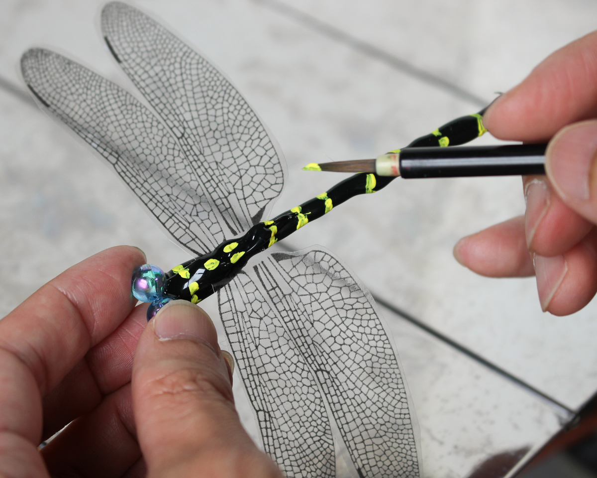 オニヤンマ 今年も紙粘土コネコネしてオニヤンマ作りました 去年、知り合いの5歳お子ちゃま手作りオニヤンマに感動👏2枚目今年はテラスにいっぱいぶら下げて虫除けオニヤンマ手作りトンボ手作り紙粘土工作楽しい虫除けオニヤンマテラスにオニヤンマ