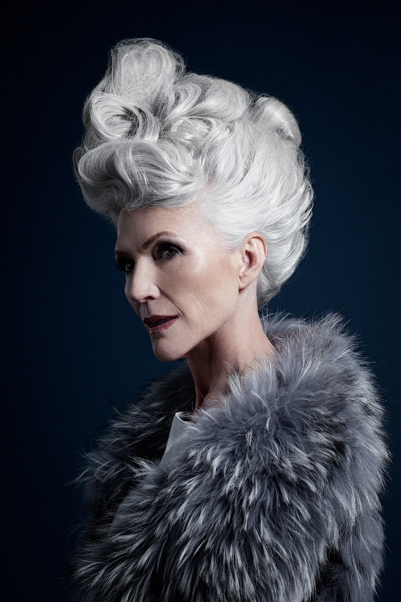 イーロン・マスクの母が74歳で水着で『スポーツ・イラストレイテッド』表紙を飾るハーパーズ バザー Harper's BAZAAR 公式