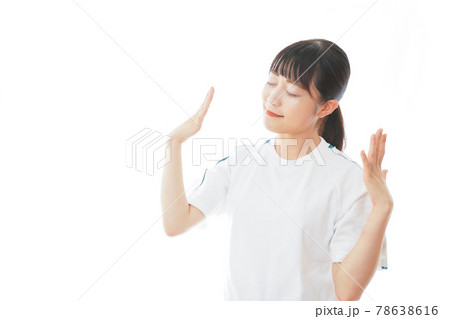 汗を拭う女性 07800018506 の写真・イラスト素材アマナイメージズ