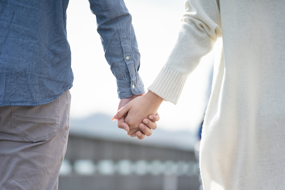 恋人つなぎをする男性＆女性心理まとめポイント交換のPeX