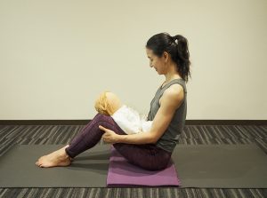 産後ヨガの嬉しい効果赤ちゃんと一緒に自宅でできる！月齢別＆効果別簡単ヨガポーズ5選ヨガジャーナルオンライン