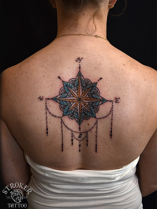 月ウロボロスのジオメトリック・タトゥー – Tifana Tattoo – 東京・渋谷のタトゥースタジオ