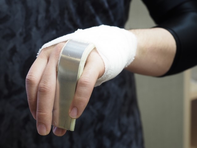 あなたにもできる災害医療の基礎」シーネ固定を解説 - 空飛ぶ捜索医療団