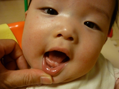 幼稚なスタイルで赤ちゃんの最初の歯のはがき。緑と青の色で歯の衛生概念。歯科用画像のポスター、プラカード、チラシ、パンフレットのデザインに役立ちます。のイラスト素材・ベクターImage 57814388