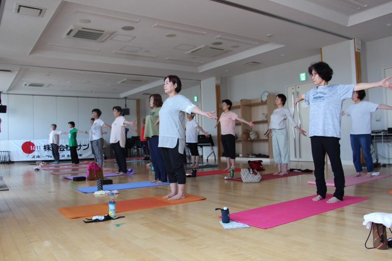 やさしいヨガ シニアヨガ吉祥寺のヨガスタジオSvastha